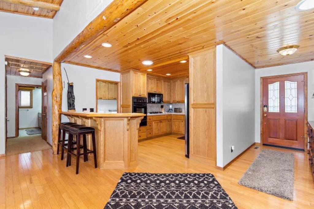 Custom Single Story Cabin With Jacuzzi Pool Table & Big Game Room With Arcade Games Big Bear Lake Luaran gambar