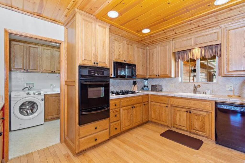 Custom Single Story Cabin With Jacuzzi Pool Table & Big Game Room With Arcade Games Big Bear Lake Luaran gambar