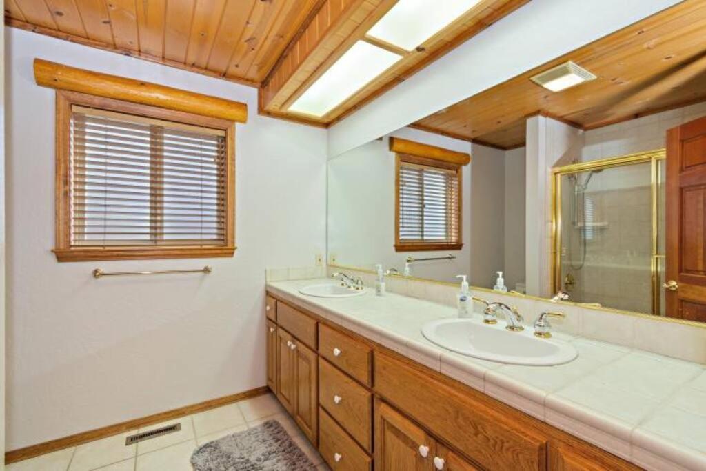 Custom Single Story Cabin With Jacuzzi Pool Table & Big Game Room With Arcade Games Big Bear Lake Luaran gambar
