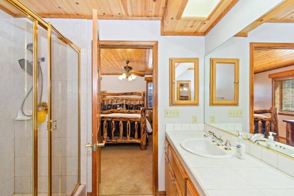 Custom Single Story Cabin With Jacuzzi Pool Table & Big Game Room With Arcade Games Big Bear Lake Luaran gambar